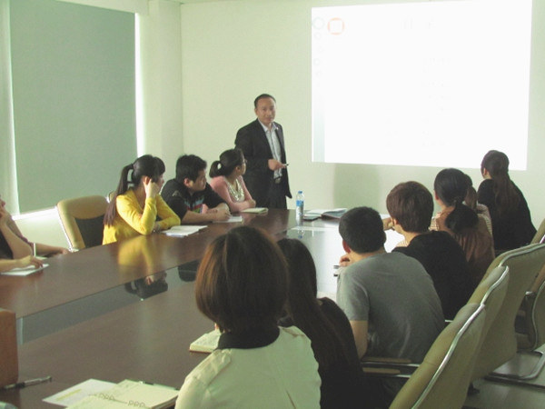 2013年4月24日，大红鹰dhy老师对佳乐公司进行仓储管理的培训