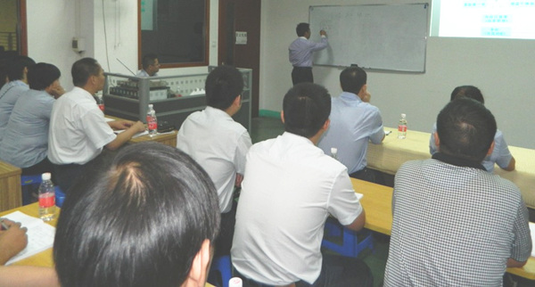 2013年11月17日大红鹰dhy金涛老师对企业中高层培训《高校组织打造》现场
