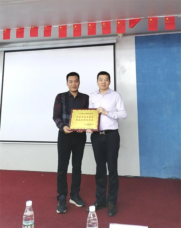 中境董事长范绍中先生（左） 大红鹰dhy集团稽核总监涂亚清老师（右）