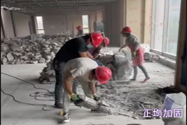 雲南廠（chǎng）樓板碳（tàn）纖維加固施工現場